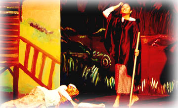 The evil woman (Kate) kills Bawang Putih's mother (Joanne)